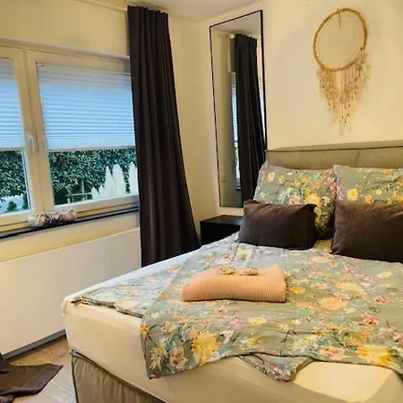 Erstklasssige Moderne Apartwohnung 85 Qm Mit Terrasse Und Garten דירה *